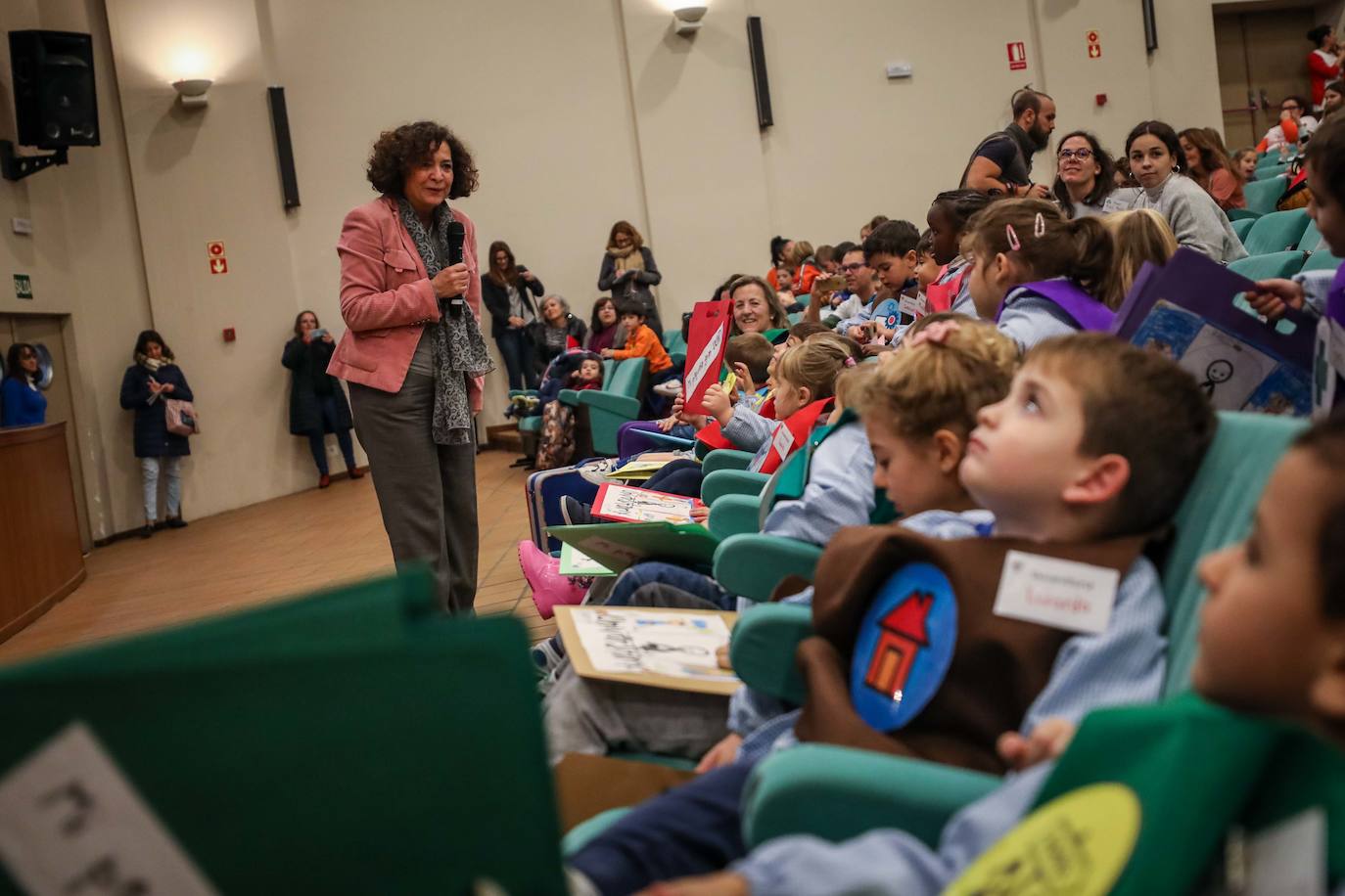 La Universidad granadina desarrolla un proyecto de innovación docente en el que recibe a más de cien niños que conocen el mundo universitario con divertidas actividades y un cuento 