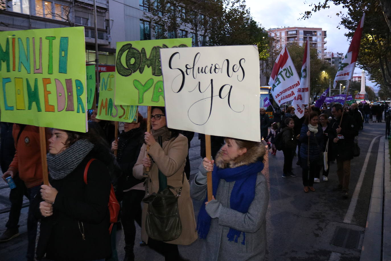 Cientos de personas se han echado a la calle convocadas por la FAMPA Los Olivos para exigir a la Junta de Andalucía que se reestablezca el servicio de comedor en los 37 centros escolares jienenses que llevan más de un mes sin él. Apoyados por sindicatos y otros colectivos educativos, los padres y madres de escolares jienenses han defendido también la escuela rural y han pedido que se mejore la calidad de la enseñanza pública 