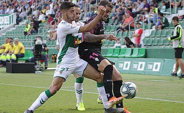 Buena defensa en una jugada del partido de Liga de Segunda División entre el Elche y el Sporting. 