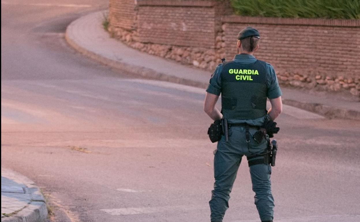 Un angente de la Guardia Civil, en Iznalloz el día del crimen