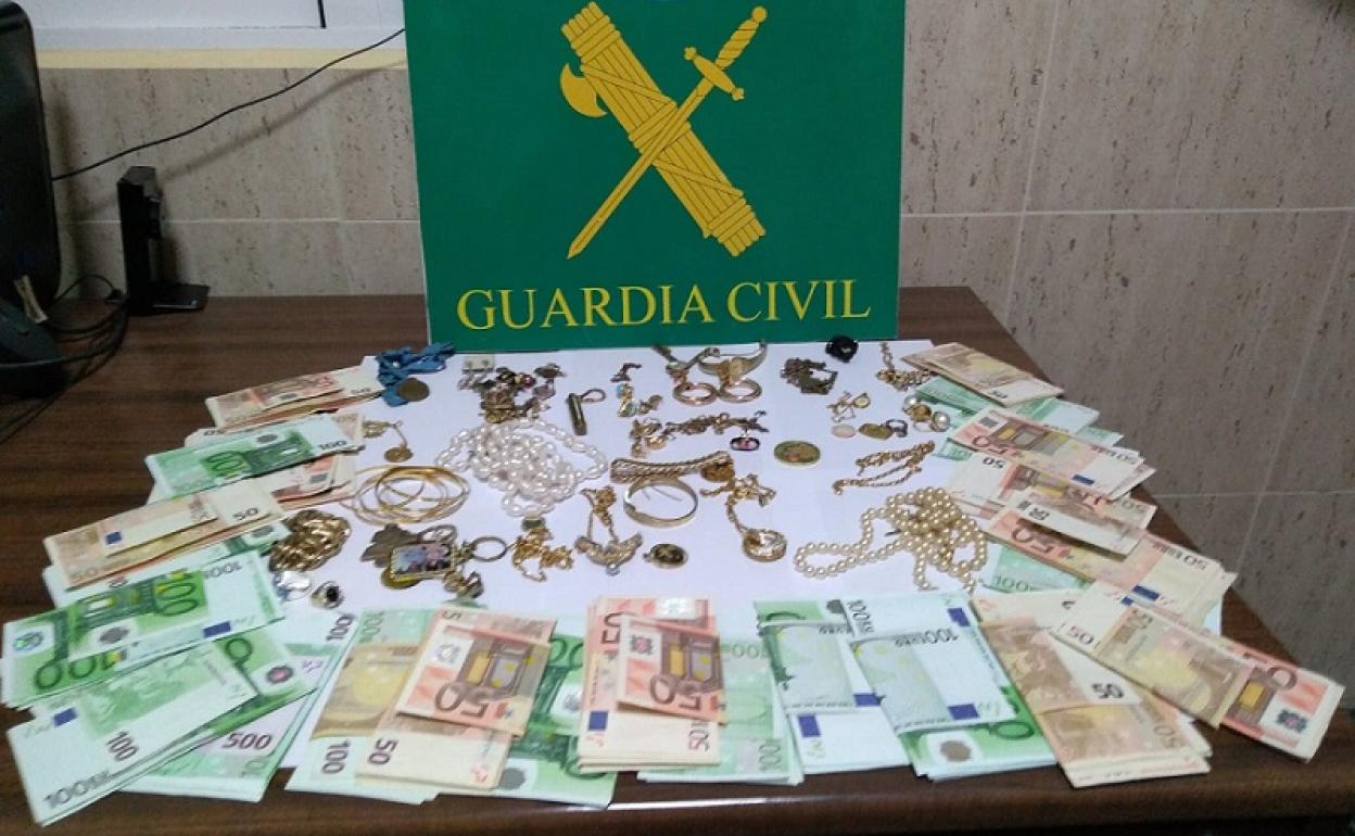 Robos en Granada | La Guardia Civil recupera joyas y más de 26.000 euros robados a una anciana en Montefrío