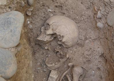 Imagen secundaria 1 - El proceso de excavación de las tumbas se desarrolló en verano y ha durado dos meses.