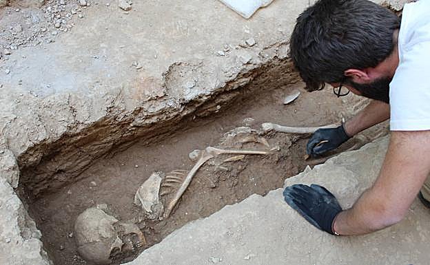 Imagen principal - El proceso de excavación de las tumbas se desarrolló en verano y ha durado dos meses.