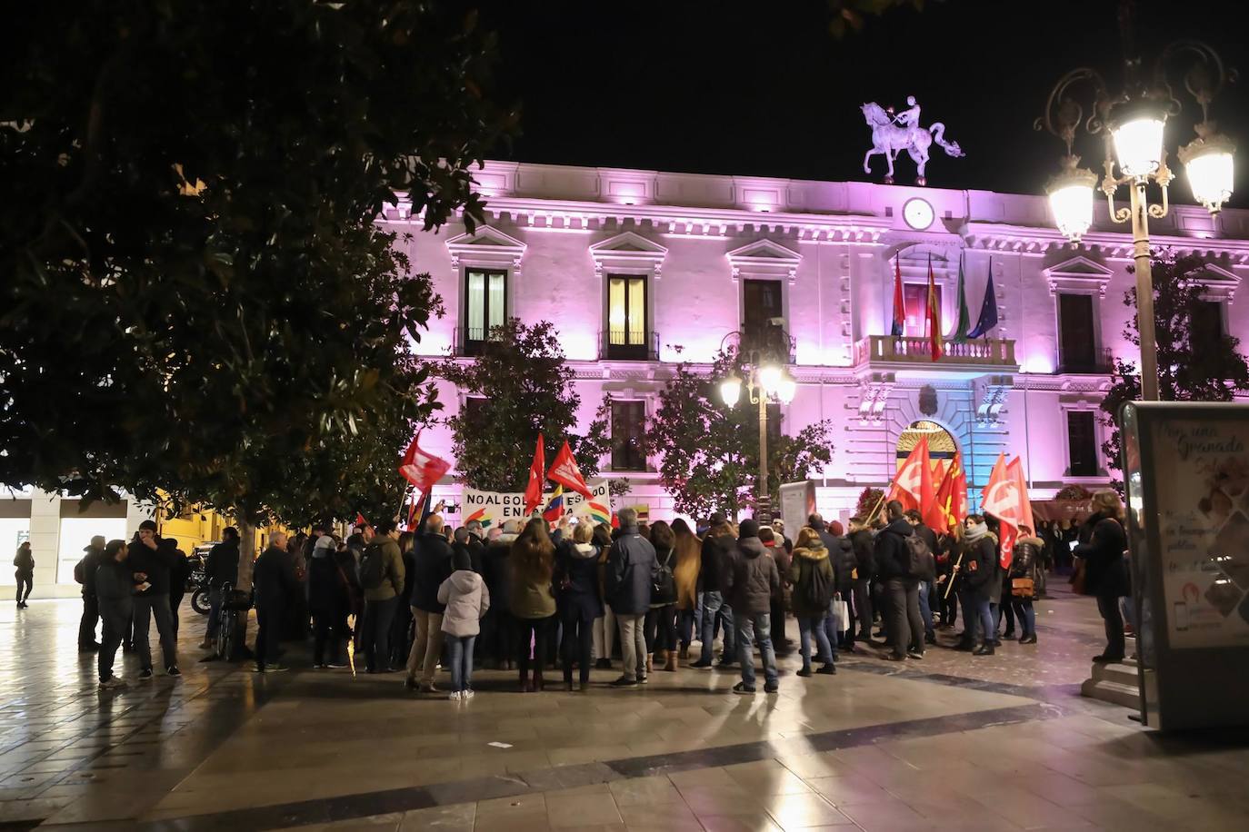 Marcha en Granada para pedir la renuncia de la presidenta interina Jeanine Áñez y el retorno del líder Morales