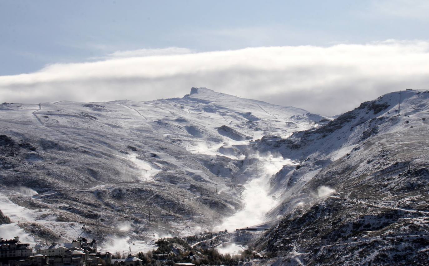 La estación granadina trabaja en el acondicionamiento del área esquiable con la que estrenará la campaña invernal 2019/20