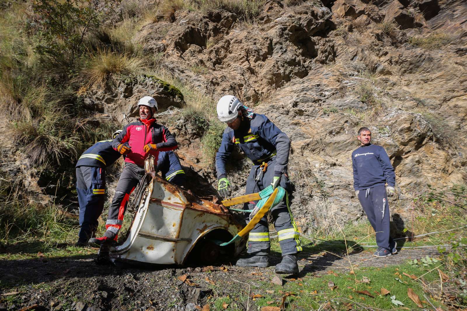 Bomberos y miembros del Batallón Basurista recuperan un vehículo abandonado en la Vereda de la Estrella