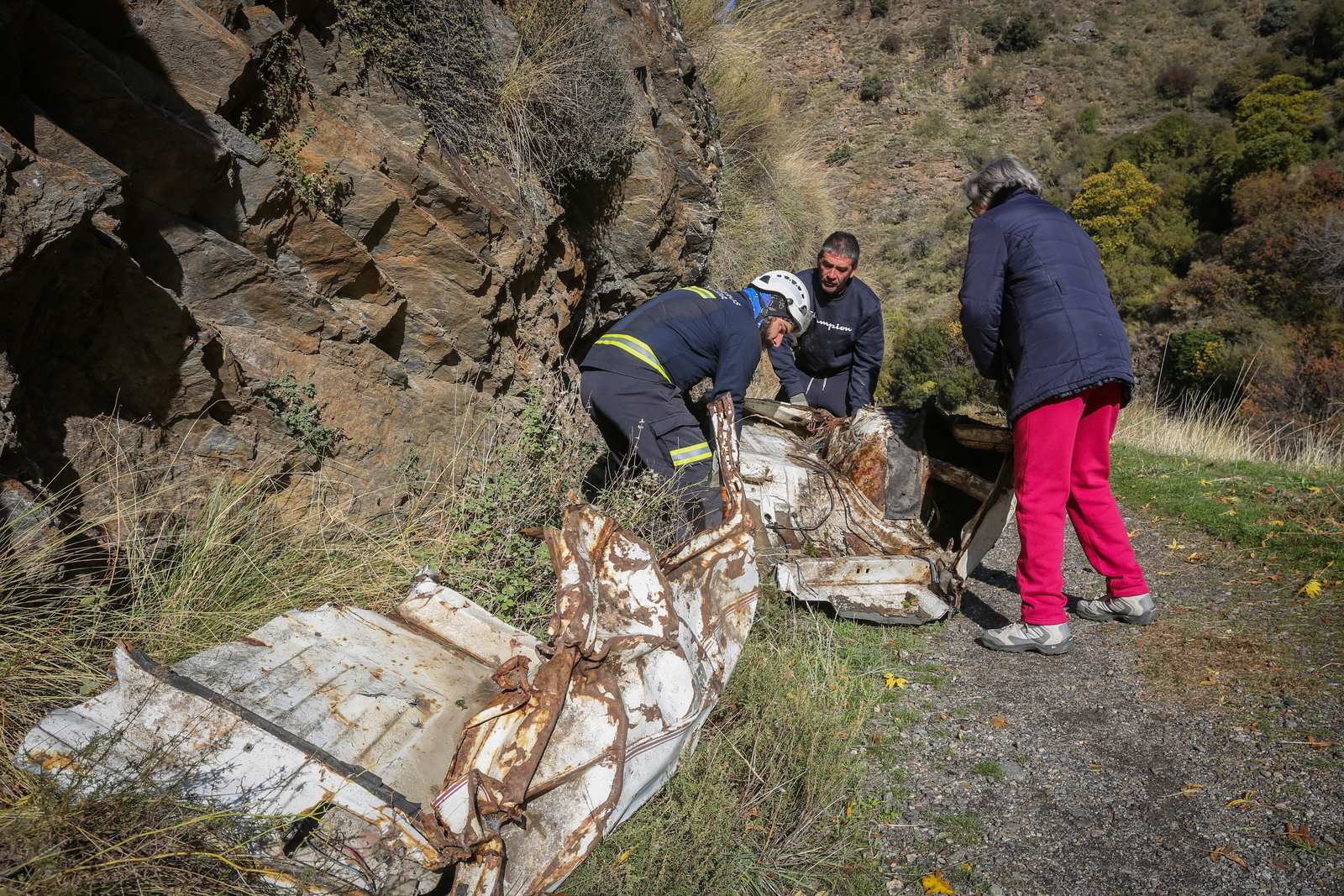 Bomberos y miembros del Batallón Basurista recuperan un vehículo abandonado en la Vereda de la Estrella