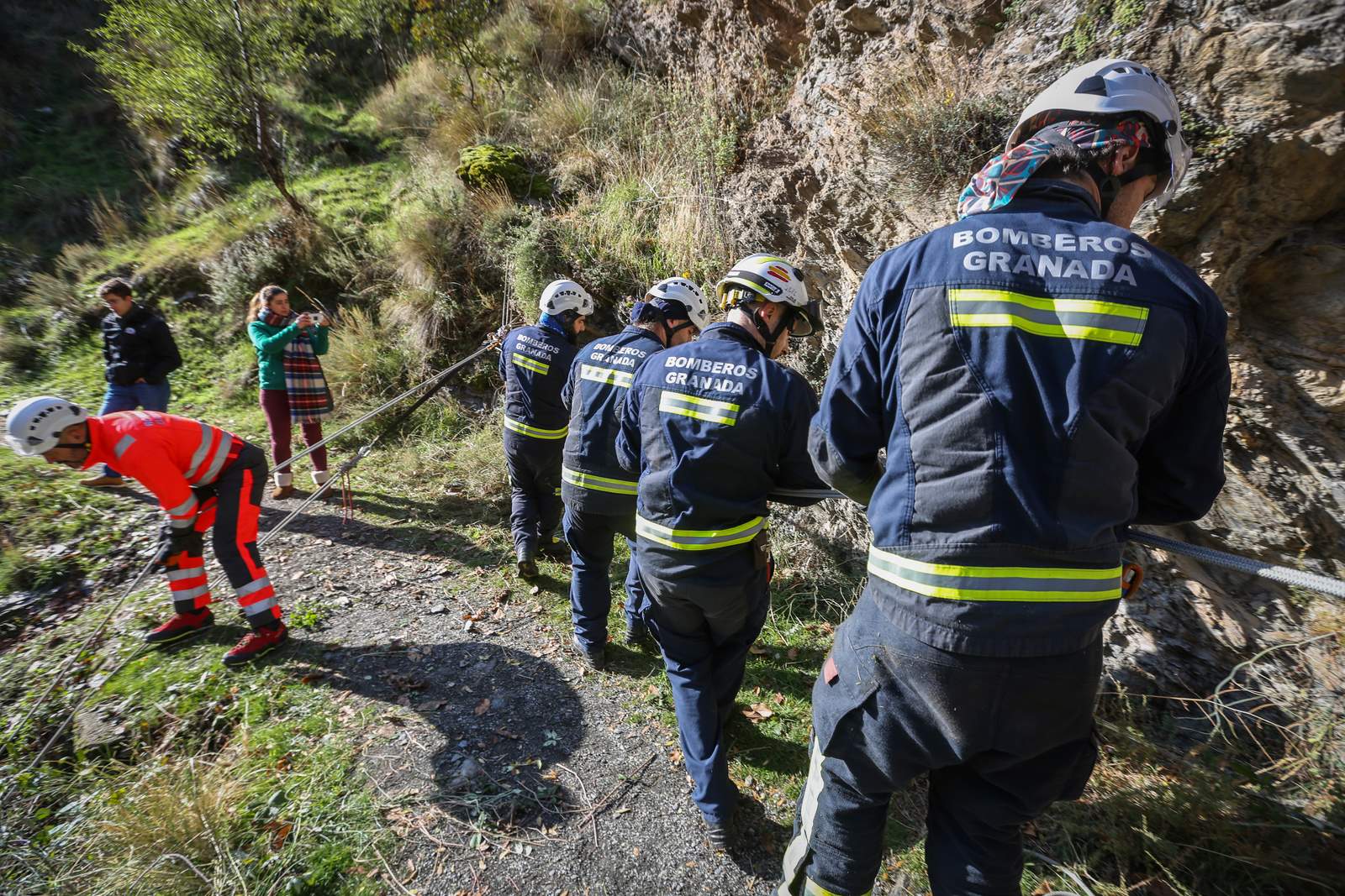 Bomberos y miembros del Batallón Basurista recuperan un vehículo abandonado en la Vereda de la Estrella
