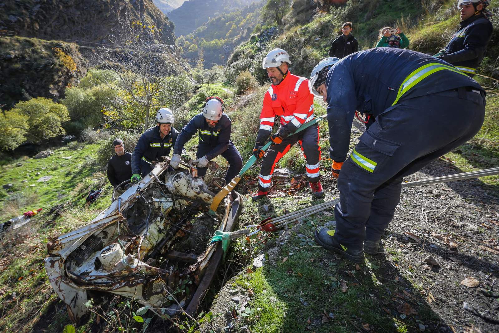 Bomberos y miembros del Batallón Basurista recuperan un vehículo abandonado en la Vereda de la Estrella