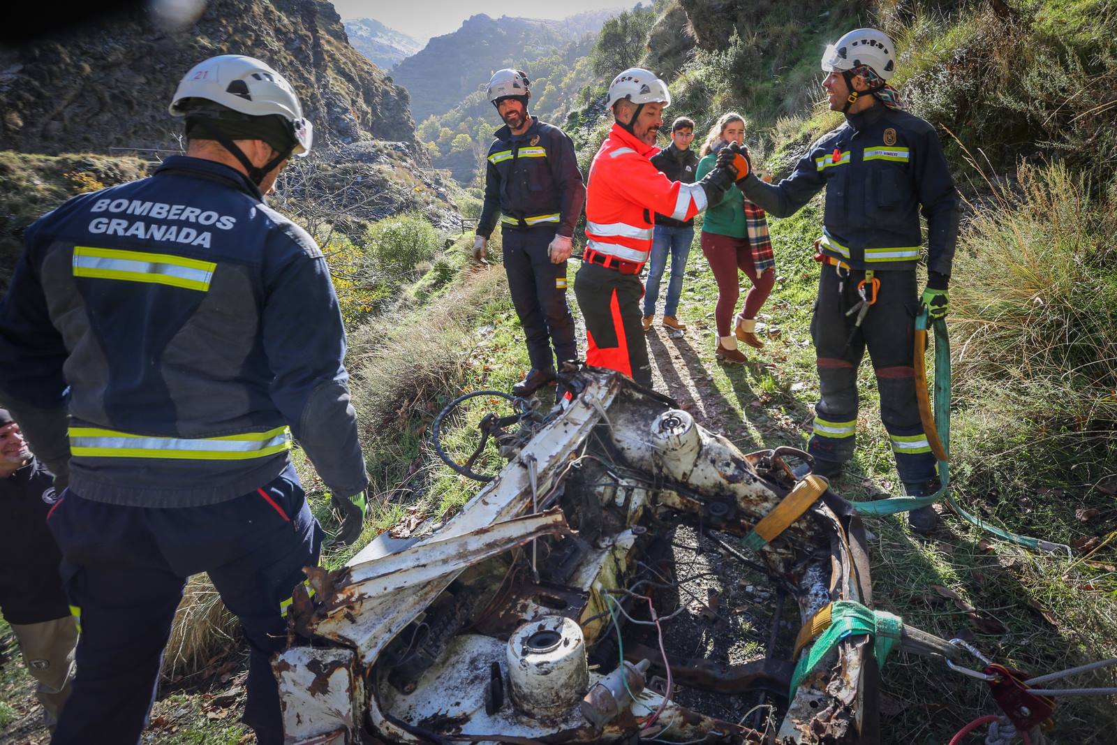 Bomberos y miembros del Batallón Basurista recuperan un vehículo abandonado en la Vereda de la Estrella