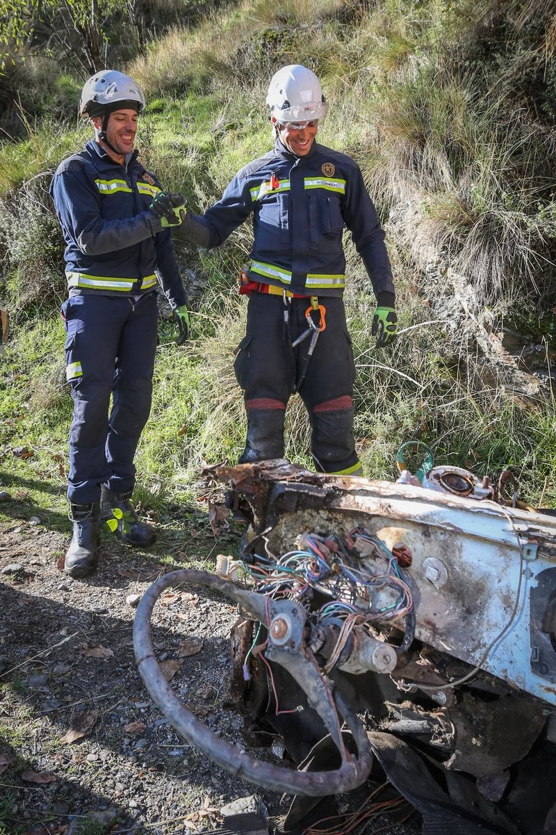 Bomberos y miembros del Batallón Basurista recuperan un vehículo abandonado en la Vereda de la Estrella