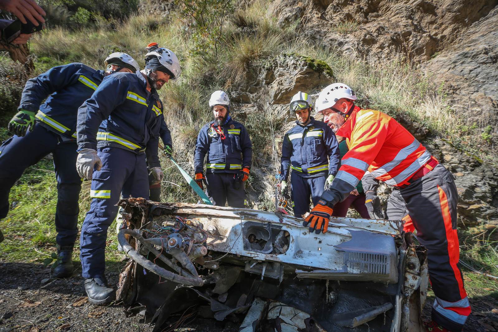 Bomberos y miembros del Batallón Basurista recuperan un vehículo abandonado en la Vereda de la Estrella