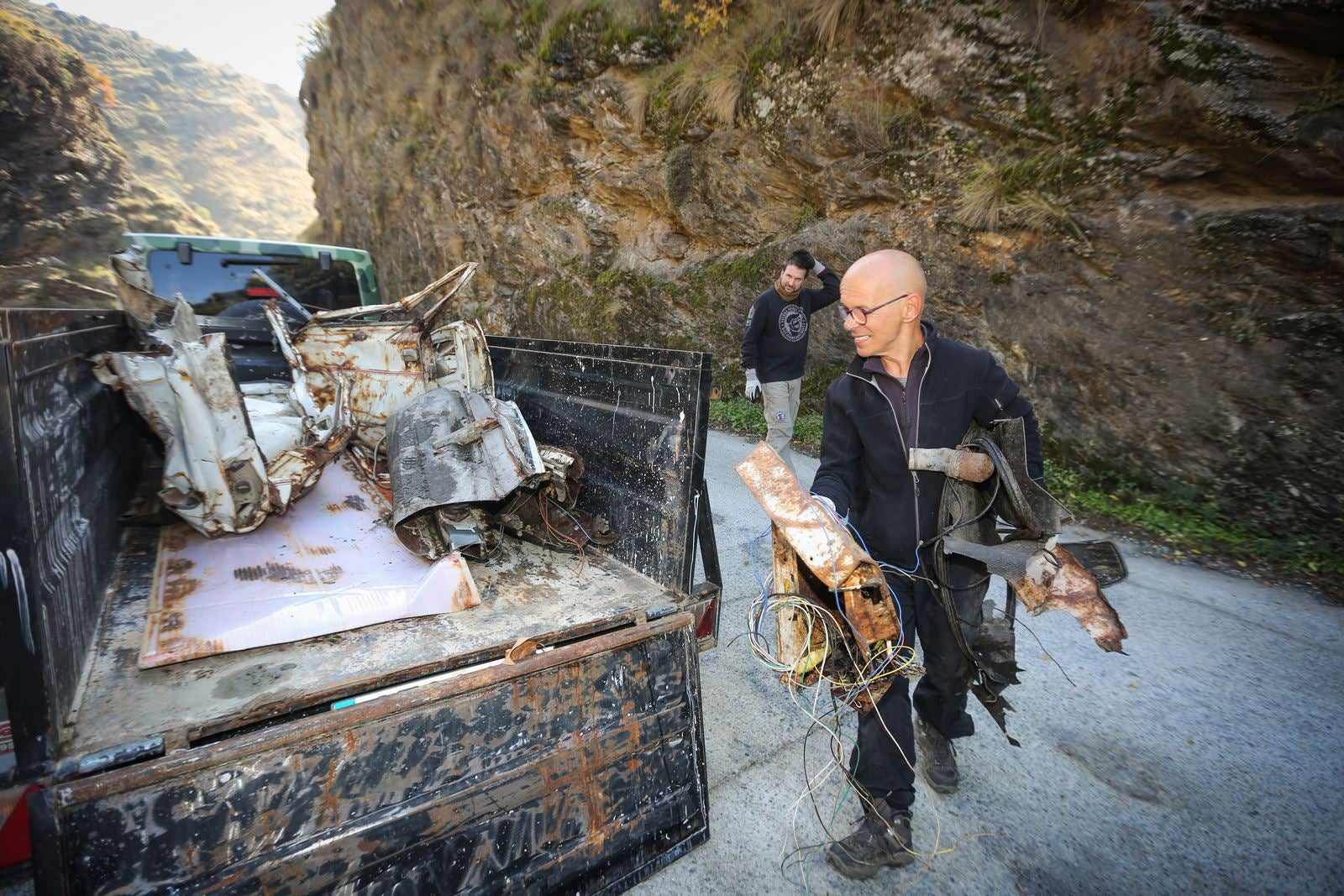 Bomberos y miembros del Batallón Basurista recuperan un vehículo abandonado en la Vereda de la Estrella