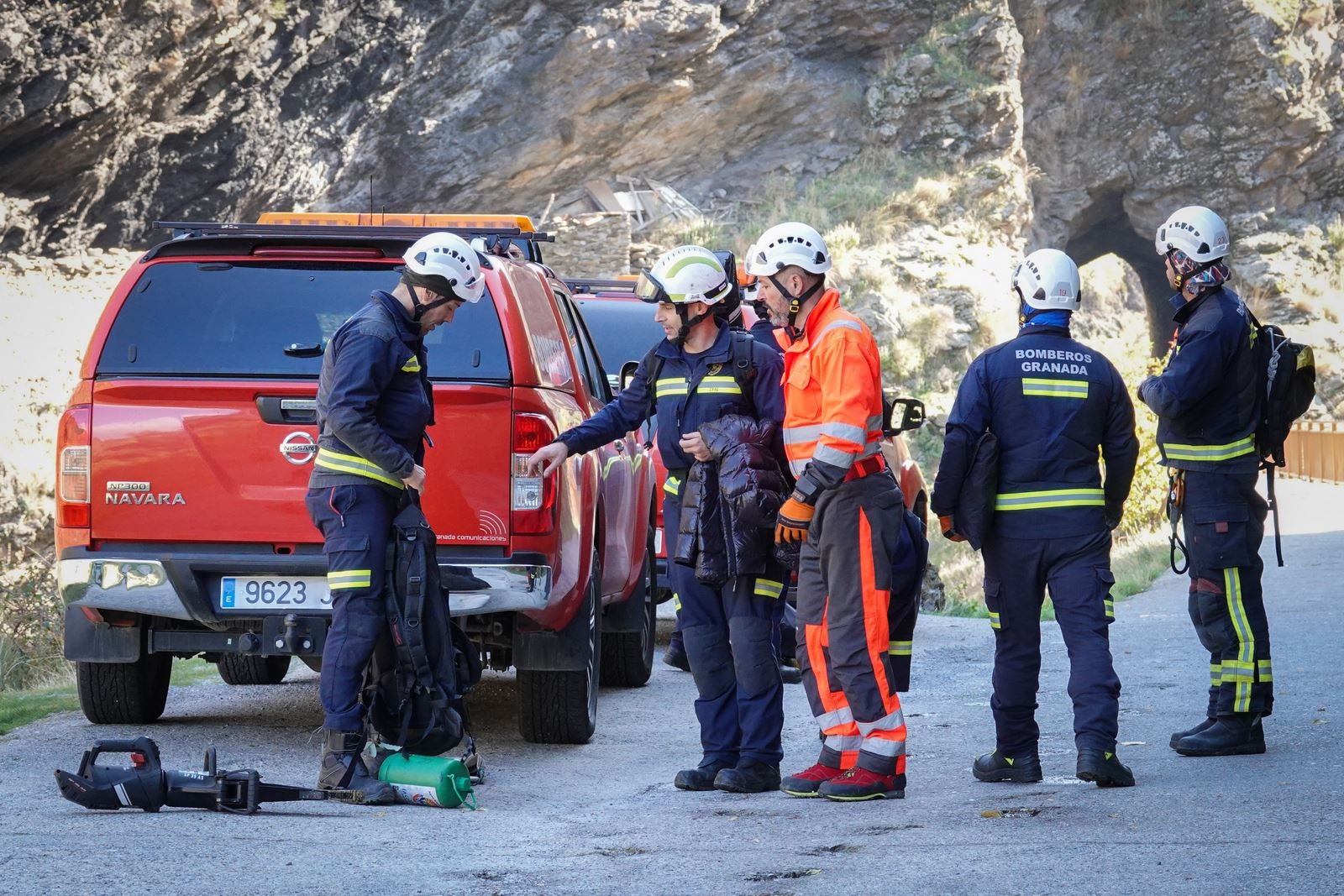 Bomberos y miembros del Batallón Basurista recuperan un vehículo abandonado en la Vereda de la Estrella