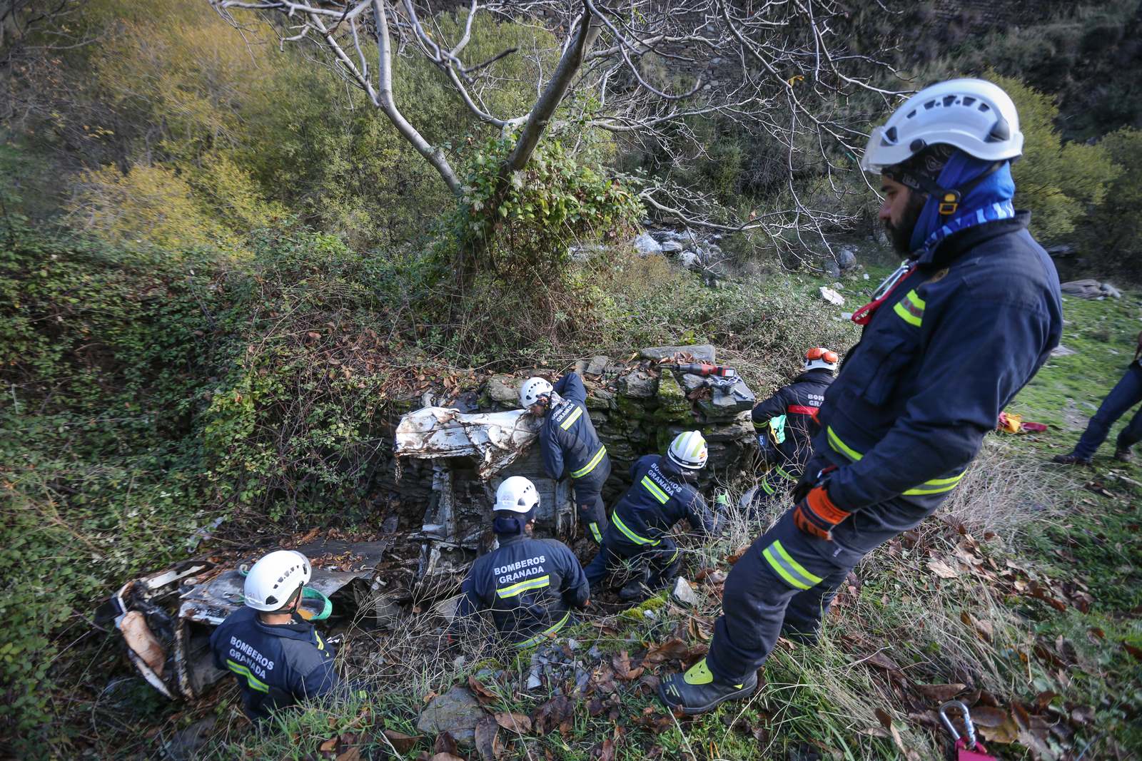 Bomberos y miembros del Batallón Basurista recuperan un vehículo abandonado en la Vereda de la Estrella