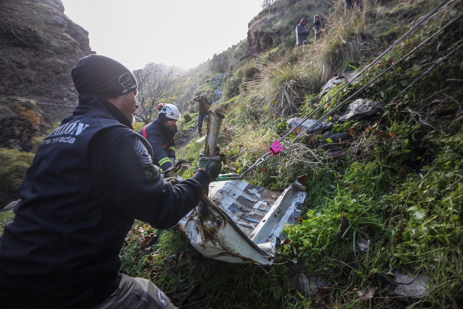 Bomberos y miembros del Batallón Basurista recuperan un vehículo abandonado en la Vereda de la Estrella