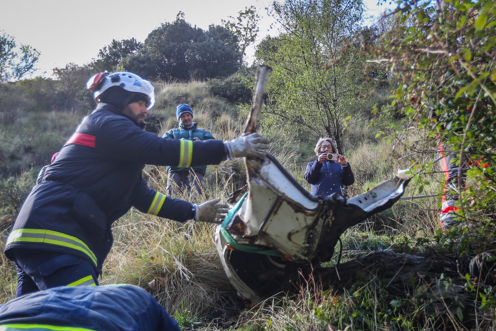Bomberos y miembros del Batallón Basurista recuperan un vehículo abandonado en la Vereda de la Estrella