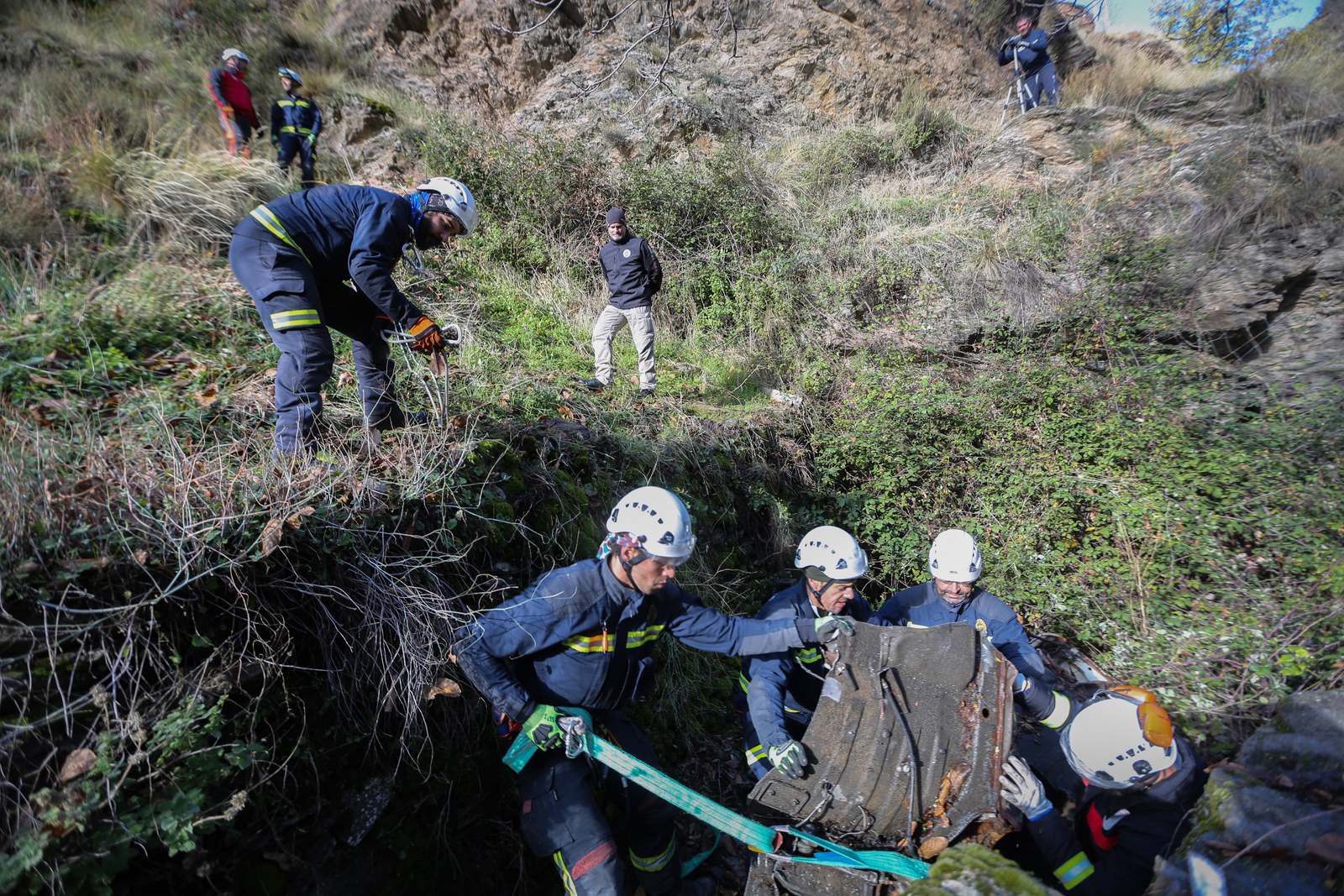 Bomberos y miembros del Batallón Basurista recuperan un vehículo abandonado en la Vereda de la Estrella