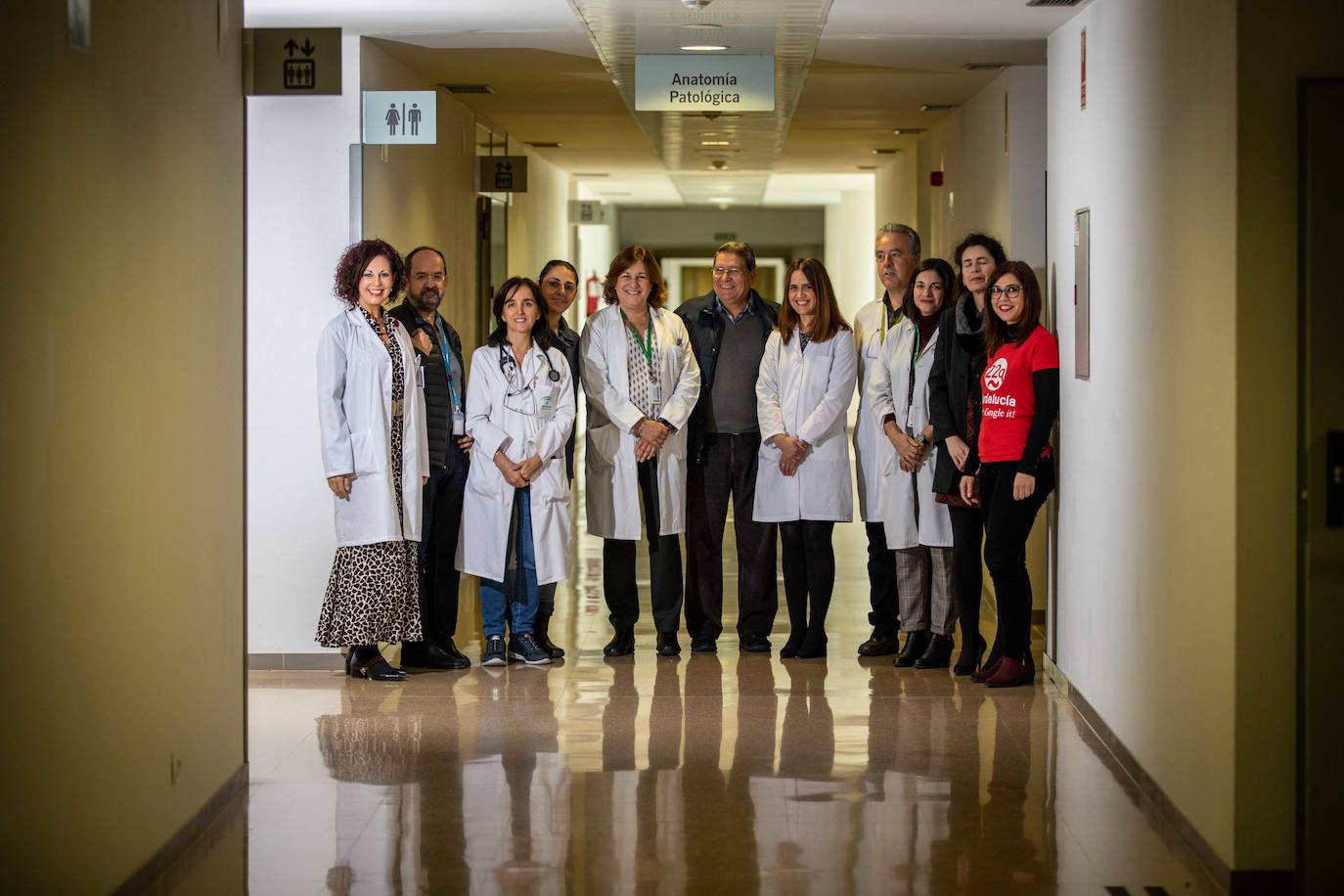 Pilar Giner (5) y Manuela Moreno (7) posan con parte de la unidad de Enfermedades Minoritarias y algunos pacientes. 