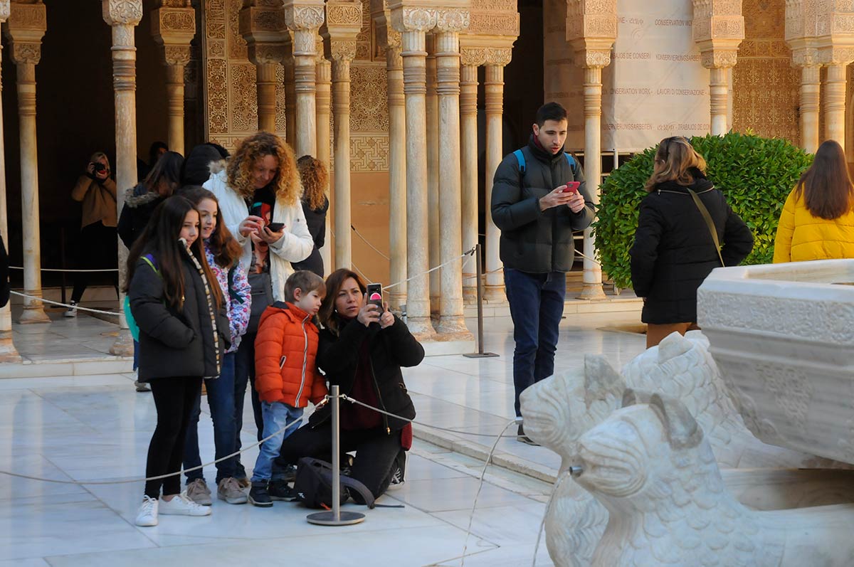 Los granadinos acuden a la Alhambra en el Día del Patrimonio