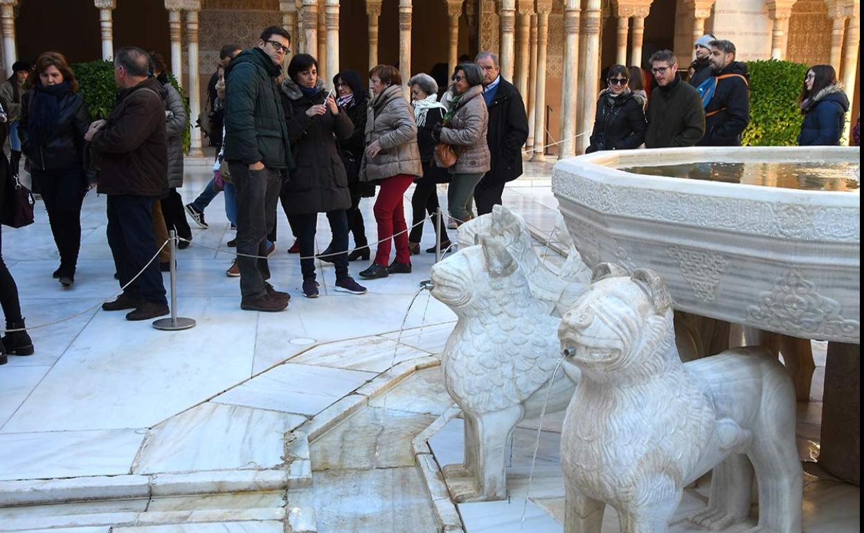 Granadinos en el patio de los Leones 