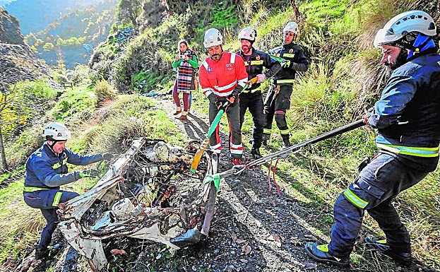 Sierra Nevada | Rescatan un coche que llevaba casi 30 años despeñado en una ladera