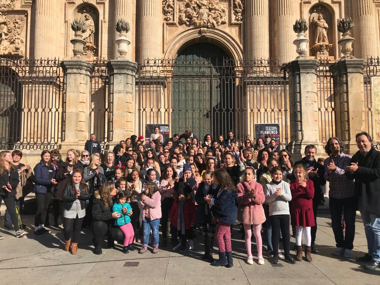 Participantes en el flashmob delante de la Catedral de Jaén. :: IDEAL