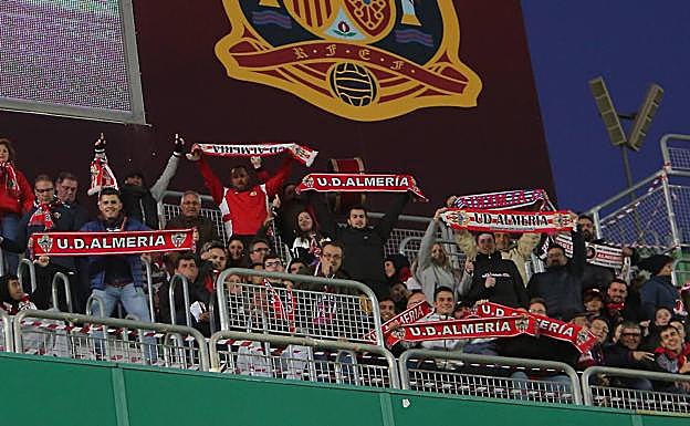 Aficionados de la UD Almería viendo el partido de ayer en el Martínez Valero. 