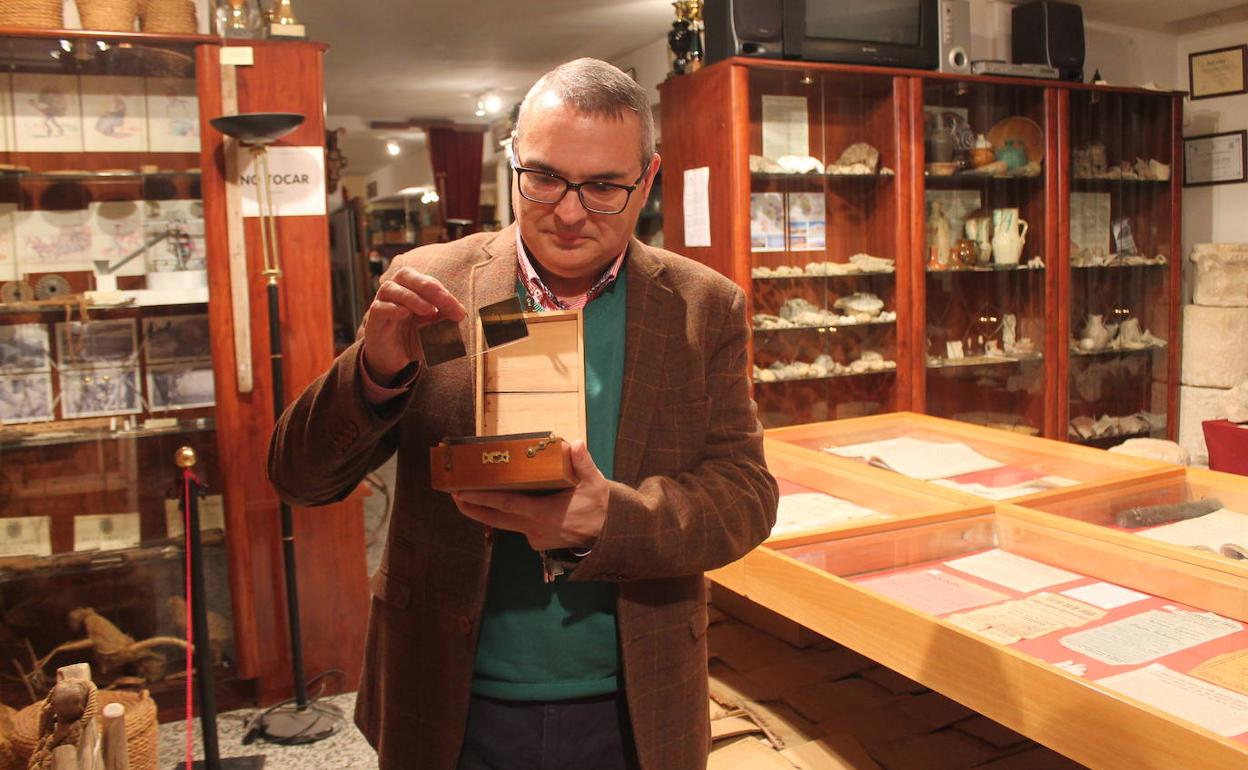 Ildefonso Alcalá muestra imágenes de la fototeca. 