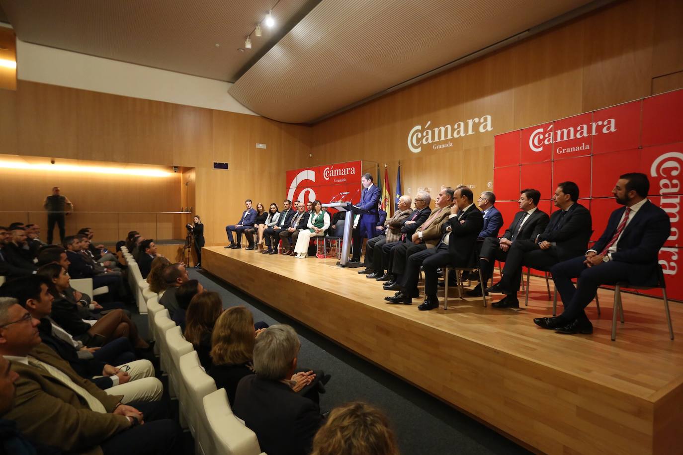 El presidente, arropado por el tejido empresarial granadino, ha reivindicado apoyo institucional para el acelerador de partículas como gran proyecto de futuro 