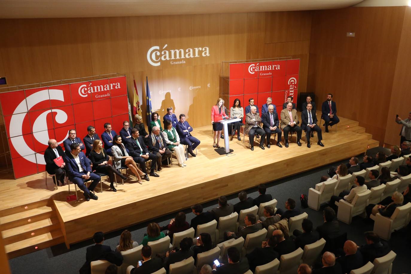 El presidente, arropado por el tejido empresarial granadino, ha reivindicado apoyo institucional para el acelerador de partículas como gran proyecto de futuro 