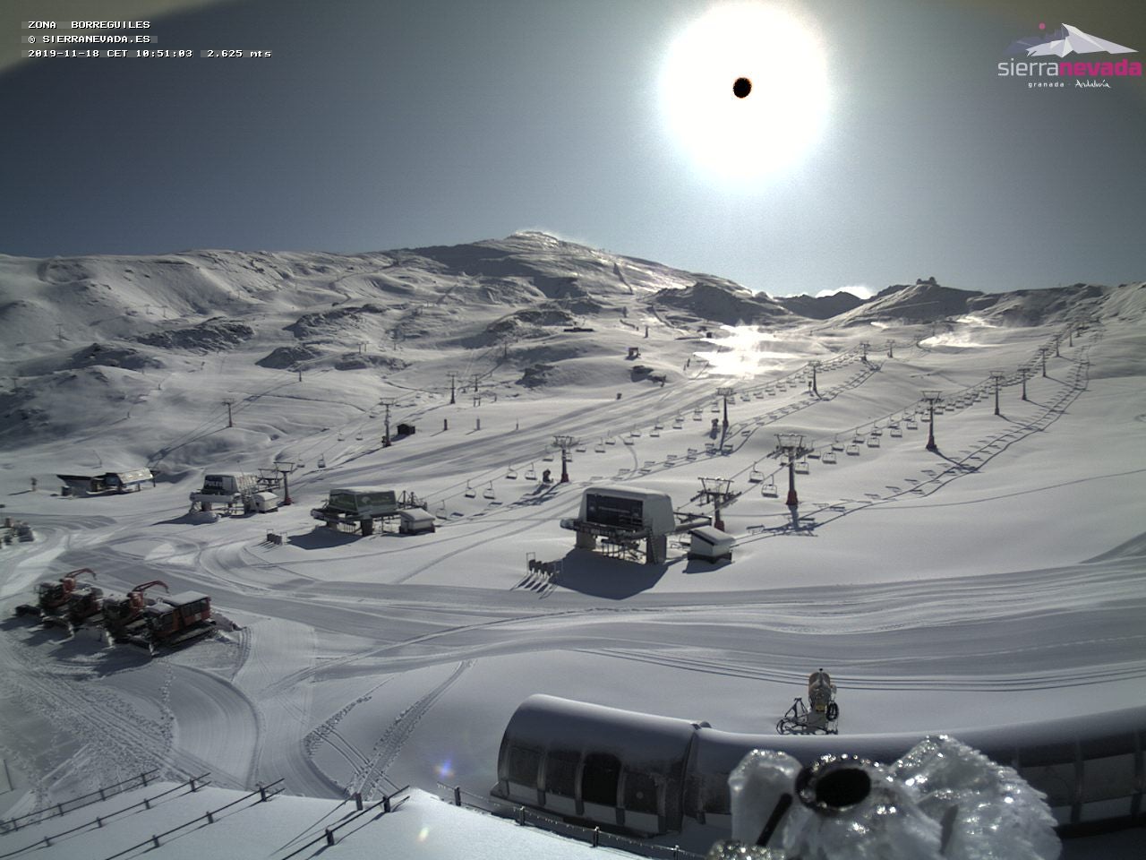La gran nevada de la pasada madrugada ha dejado entre 10 y 20 centímetros de espesor en la estación, que abre sus puertas el sábado 23 de noviembre.