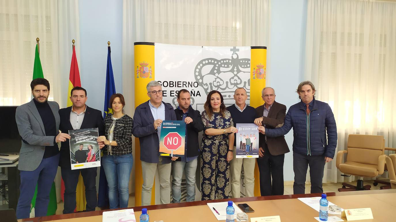 La subdelegado y los representantes de los clubes jienenses posan con los carteles de las iniciativas contra la violencia machista. 