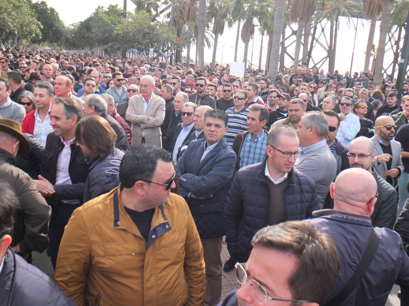El cierre patronal total en la agricultura provoca una masiva manifestación en la capital con unos 12.000 asistentes por la crisis de precios
