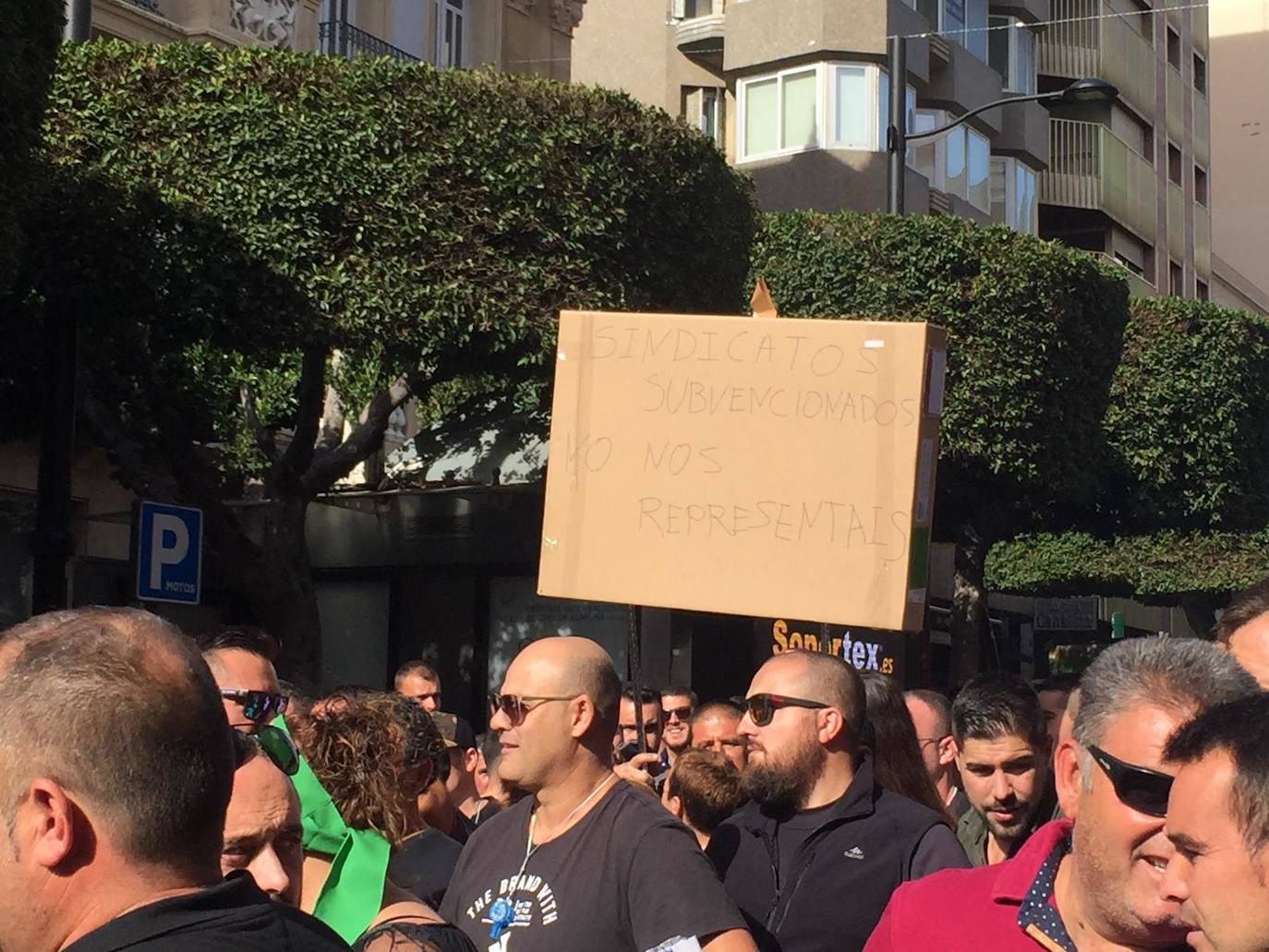 El cierre patronal total en la agricultura provoca una masiva manifestación en la capital con unos 12.000 asistentes por la crisis de precios