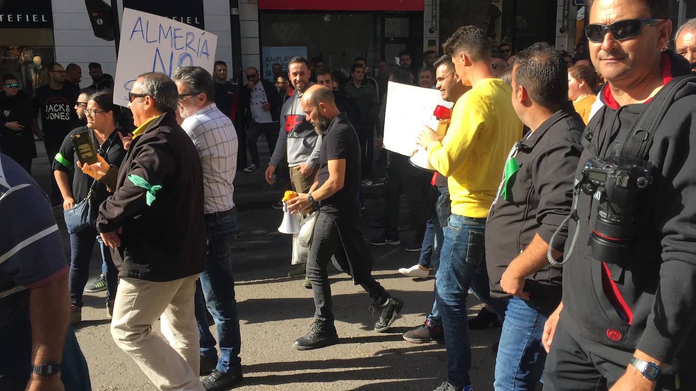 El cierre patronal total en la agricultura provoca una masiva manifestación en la capital con unos 12.000 asistentes por la crisis de precios