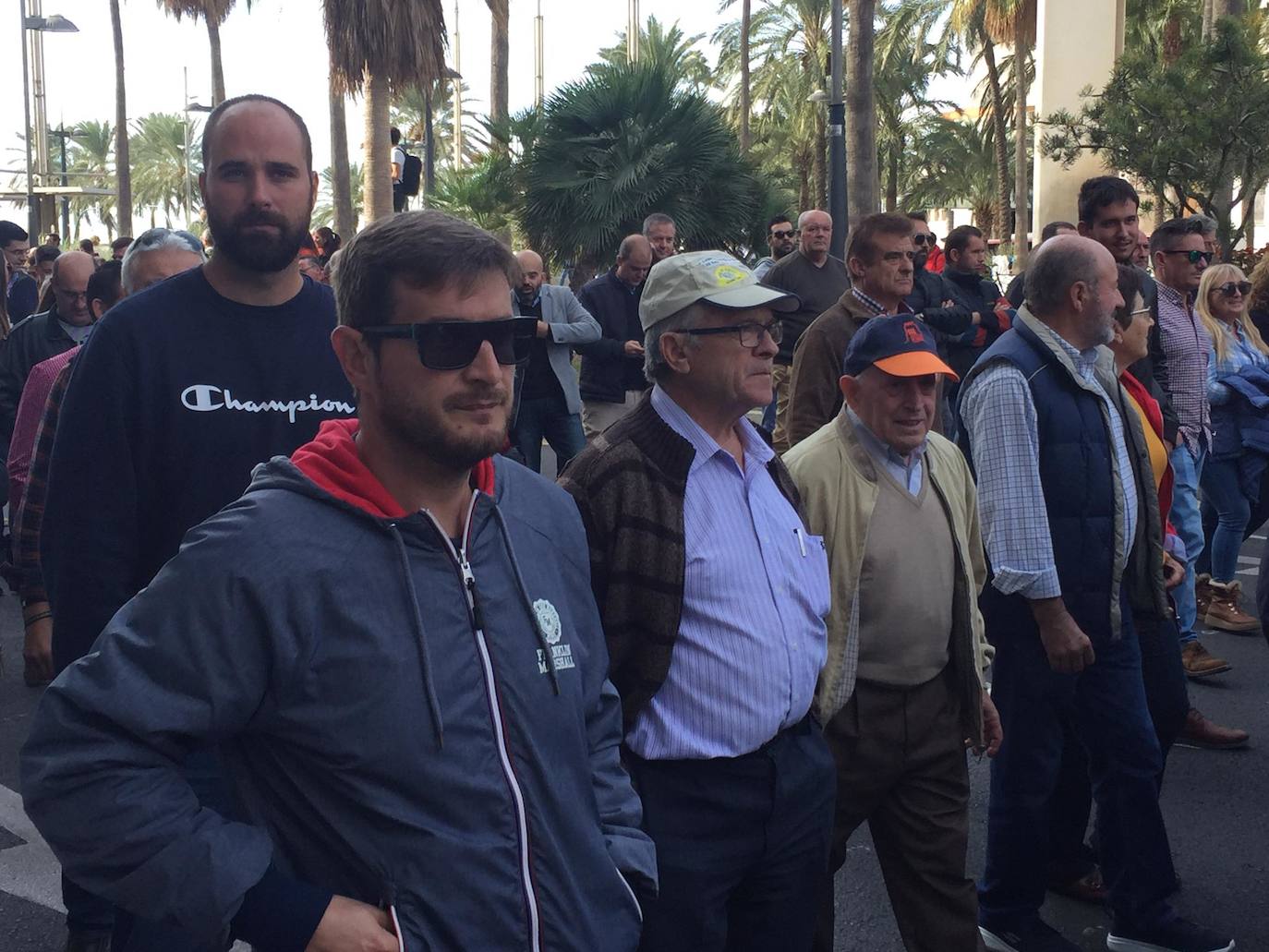 El cierre patronal total en la agricultura provoca una masiva manifestación en la capital con unos 12.000 asistentes por la crisis de precios