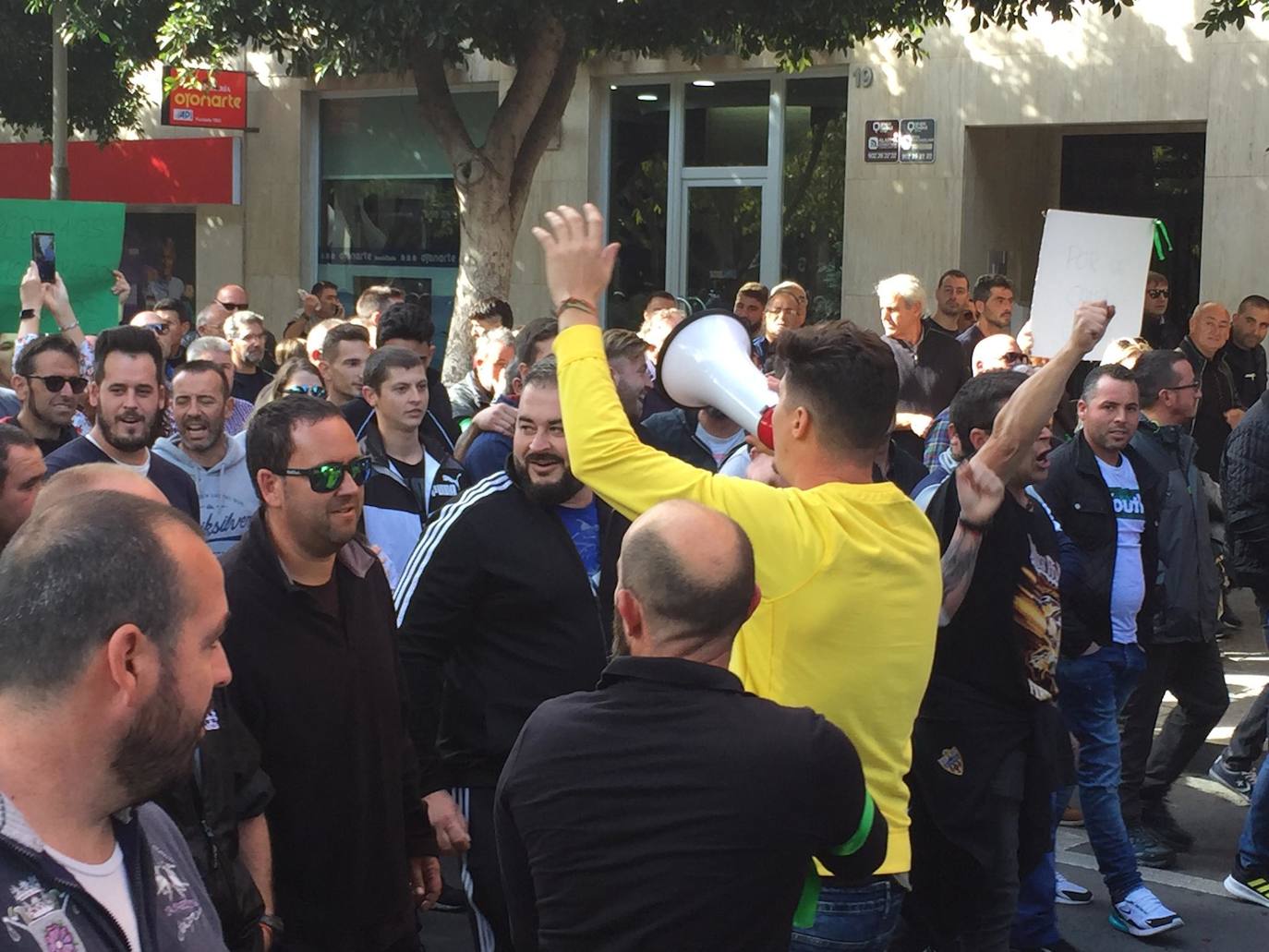 El cierre patronal total en la agricultura provoca una masiva manifestación en la capital con unos 12.000 asistentes por la crisis de precios