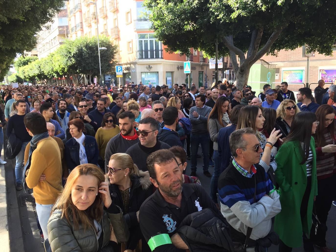 El cierre patronal total en la agricultura provoca una masiva manifestación en la capital con unos 12.000 asistentes por la crisis de precios
