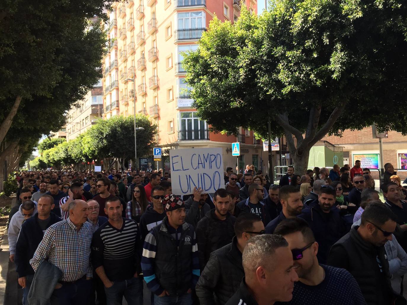 El cierre patronal total en la agricultura provoca una masiva manifestación en la capital con unos 12.000 asistentes por la crisis de precios