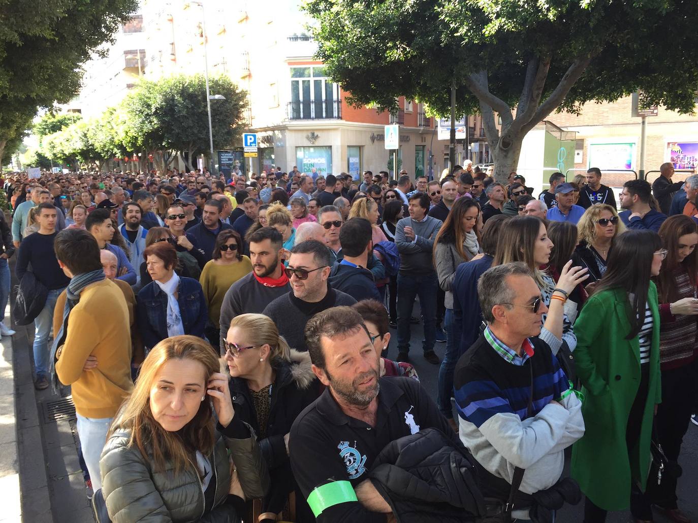 El cierre patronal total en la agricultura provoca una masiva manifestación en la capital con unos 12.000 asistentes por la crisis de precios