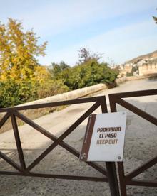 Imagen secundaria 2 - Rocía Díaz, durante el anuncio urgente. El muro afectado, desde el Patio de Machuca. Y la zona de la placeta de Carlos V cerrada ya al paso. 