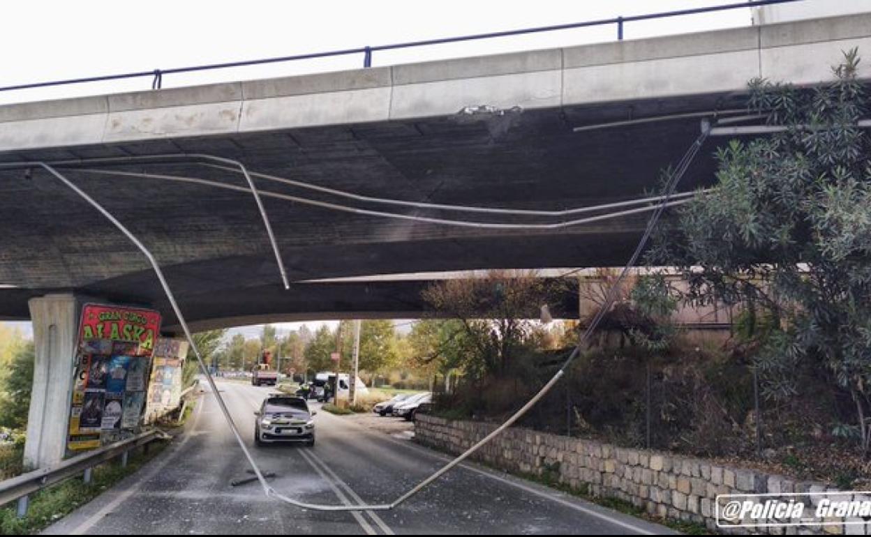Un camión choca contra un puente de la Circunvalación en Granada. 