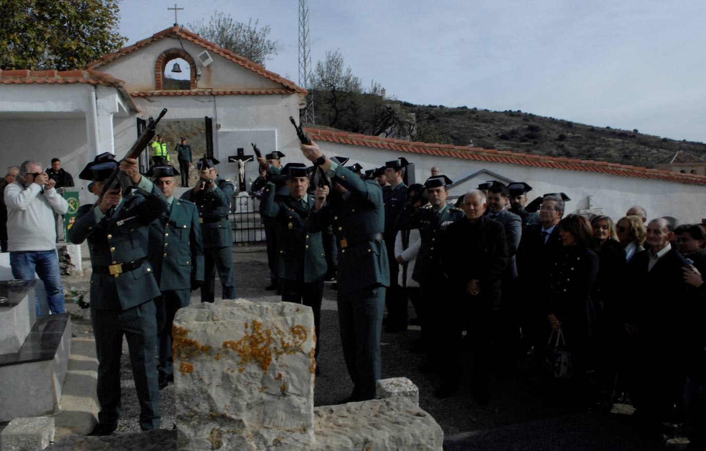 Fotos: Así ha sido el homenaje a los dos guardias civiles asesinados en Granada hace un siglo