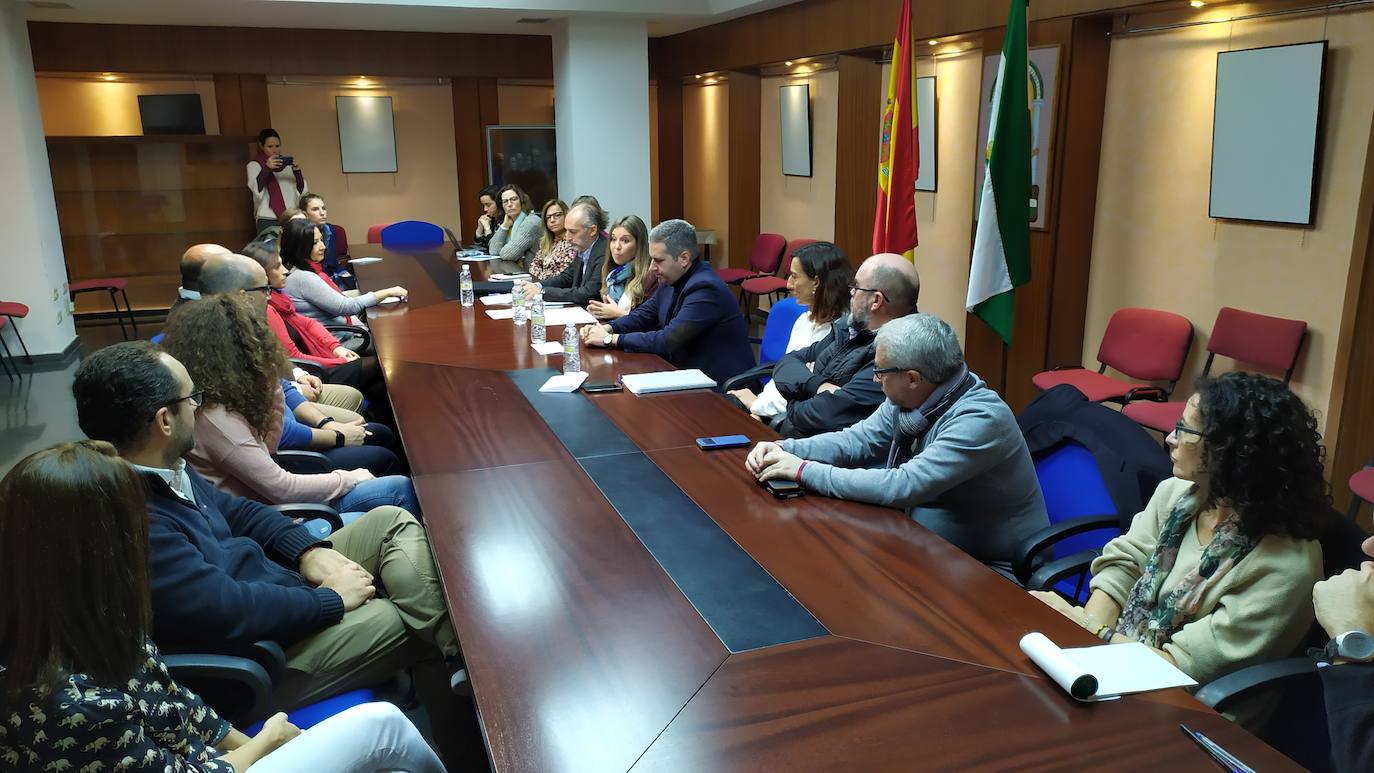 Miembros de la comunidad educativa en la reunión con Raquel Morales y Antonio Sutil, en el medio. 