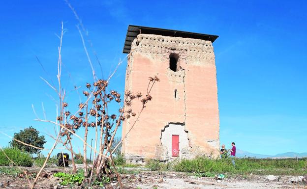 Tanto la Torre de Roma como en entorno presentan un aspecto muy deteriorado. 