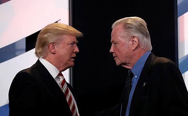 John Voight recibe en un mitin en Washington al entonces candidato republicano a la presidencia de EE UU, en 2016. 