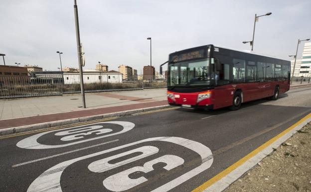 Un autobús circula por una calle limitada a 30 en el entorno del PTS. 