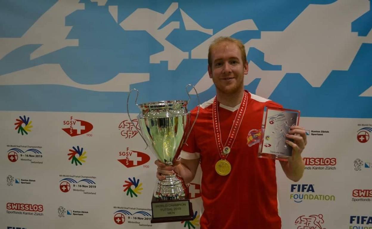 El campeón del Mundo, Paquito, presume de título en Suiza