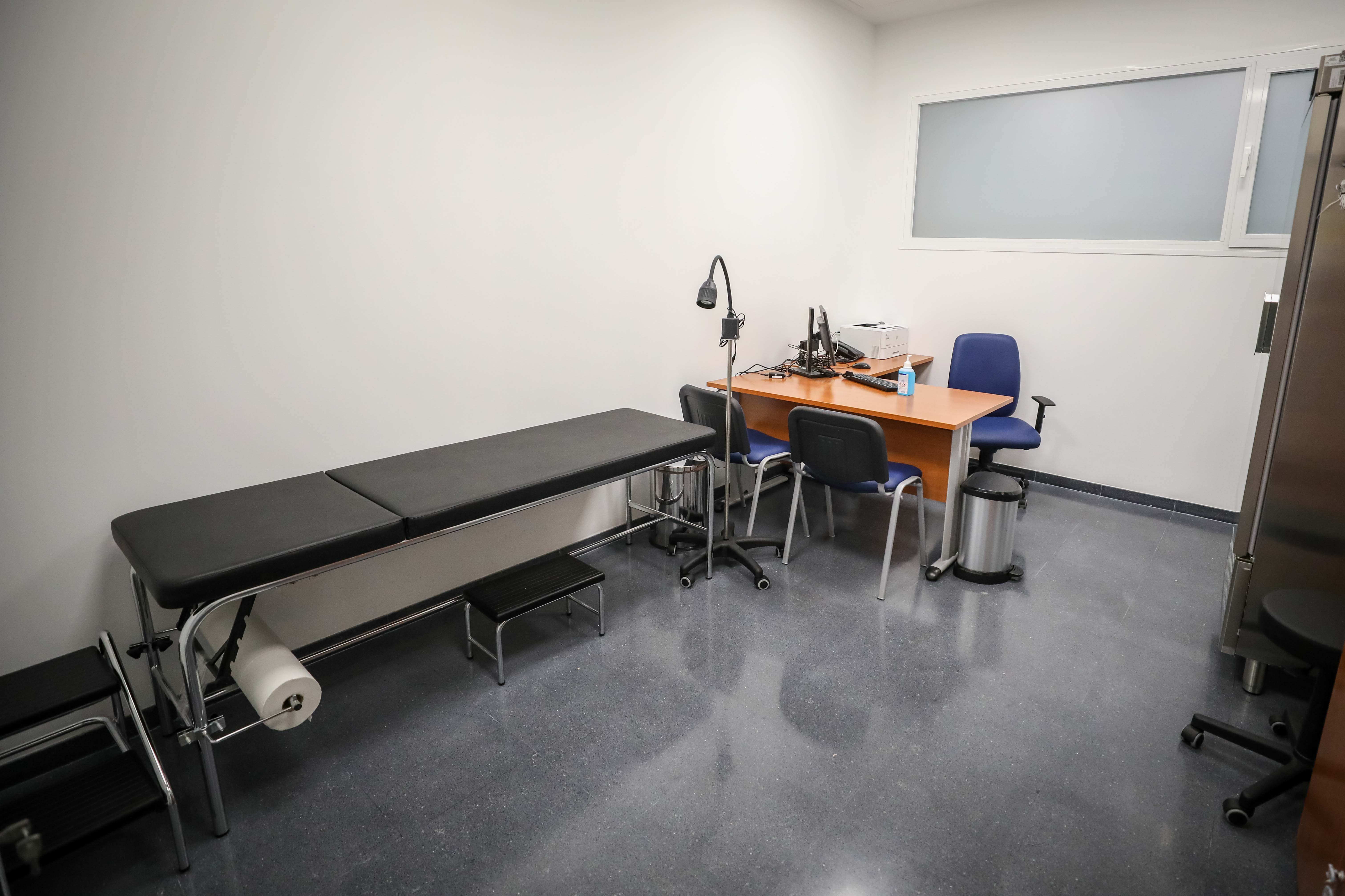 El centro de salud de Bola de Oro cuenta con una superficie de 1.520 metros cuadrados distribuidos en forma de U y tres alturas: semisótano, planta baja y planta primera